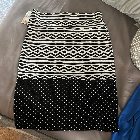 LuLaRoe Dresses & Skirts - LulaRoe Cassie skirt NWT